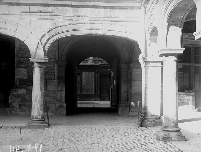 Cour intérieure, arcade d'entrée