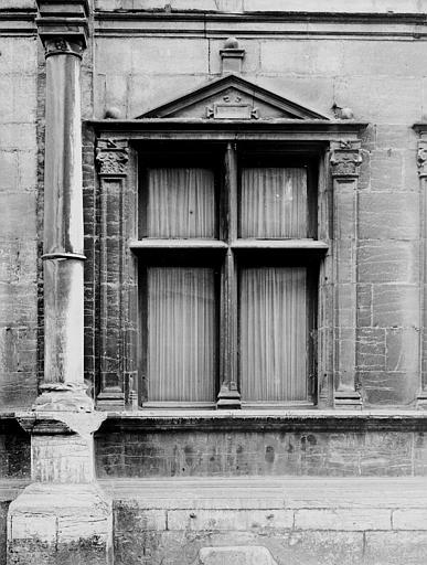 Fenêtre, rez-de-chaussée sur rue, chapiteau