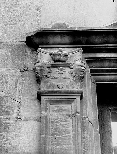 Fenêtre, rez-de-chaussée sur rue, chapiteau