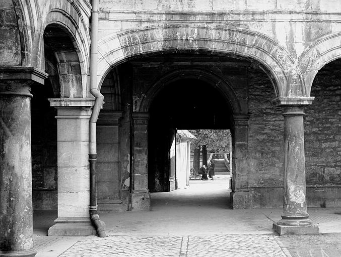 Cour intérieure, arcade du cloître