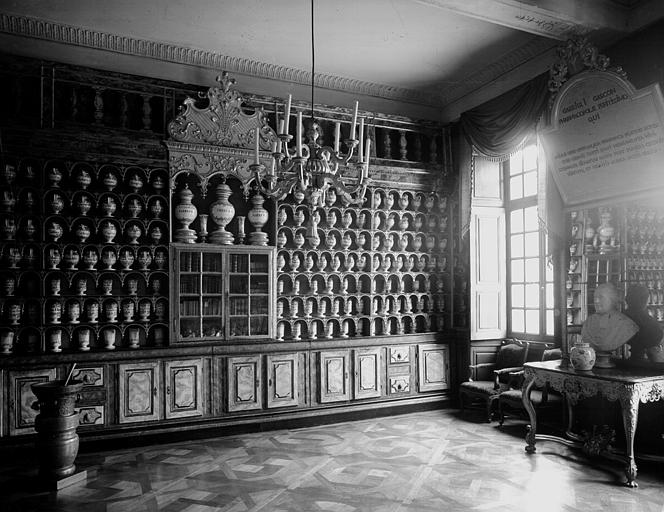 Pharmacie, vue d'ensemble, angle fenêtre