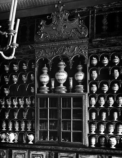 Pharmacie, vue d'ensemble, angle fenêtre