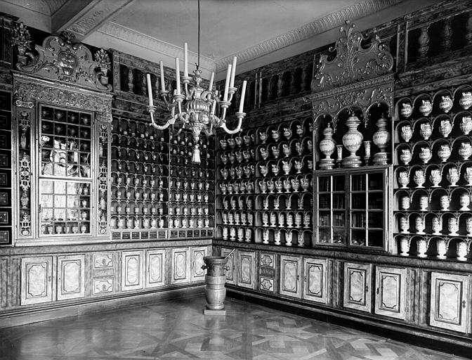 Pharmacie, vue d'ensemble, angle opposé à la fenêtre