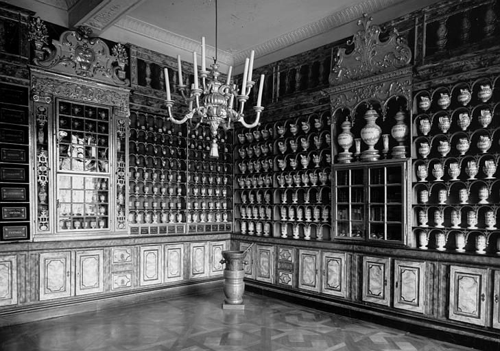 Pharmacie, vue d'ensemble, angle opposé à la fenêtre