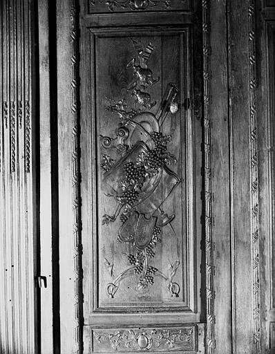 Chapelle, tambour d'entrée, porte centrale, bois sculpté