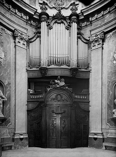 Chapelle, tambour d'entrée et orgues, bois sculpté