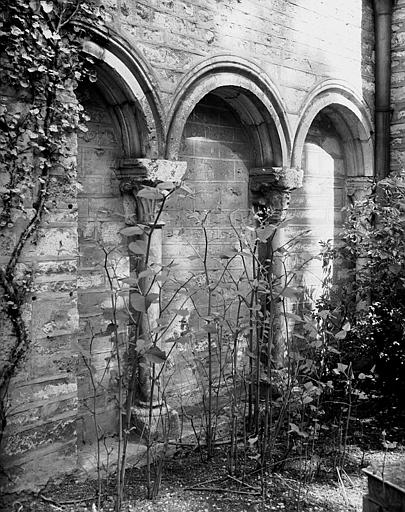 Restes du vieux cloître de la cathédrale