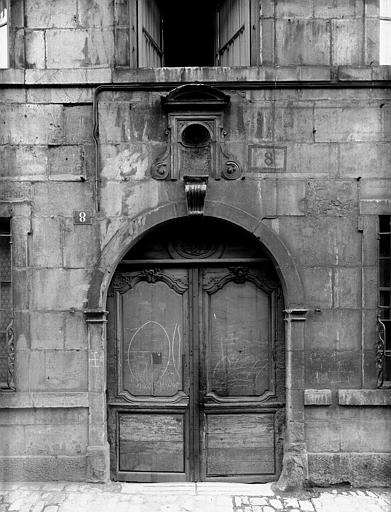 Porte à deux vantaux, bois mouluré