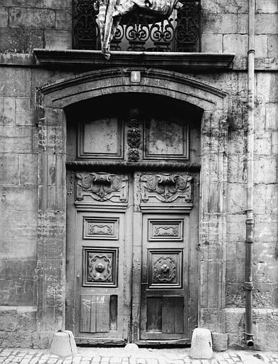 Porte à deux vantaux, bois sculpté