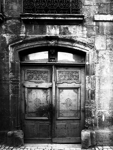 Porte à deux vantaux, bois sculpté