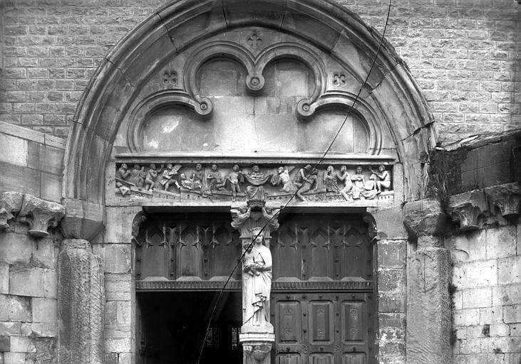 Eglise. Portail de la façade ouest : Entrée de la nef