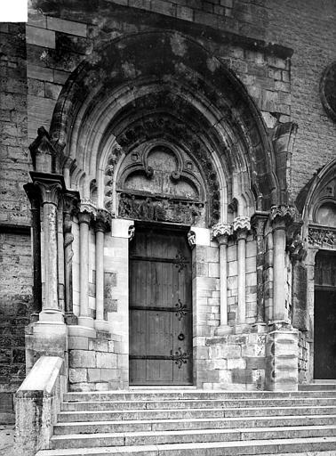 Eglise. Portail de la façade ouest : Entrée du clocher