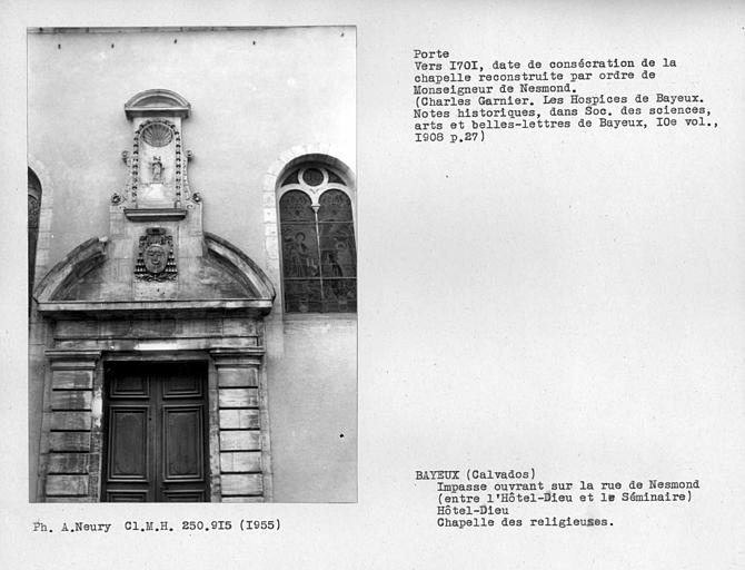 Chapelle des religieuses, façade sur impasse ouvrant rue Nesmond, partie haute de la porte