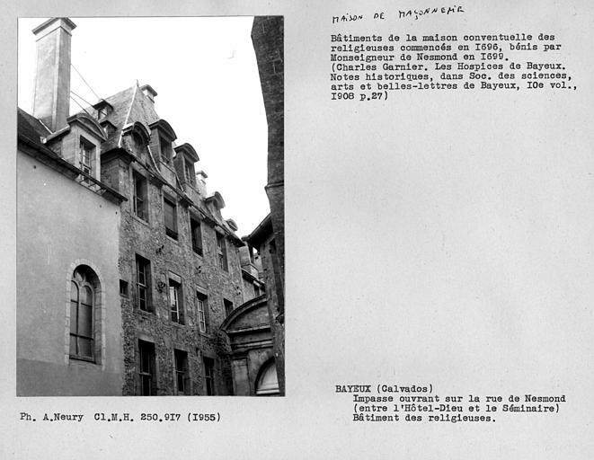 Vue d'ensemble du bâtiment à la suite de la chapelle, à gauche dans l'impasse ouvrant rue Nesmont