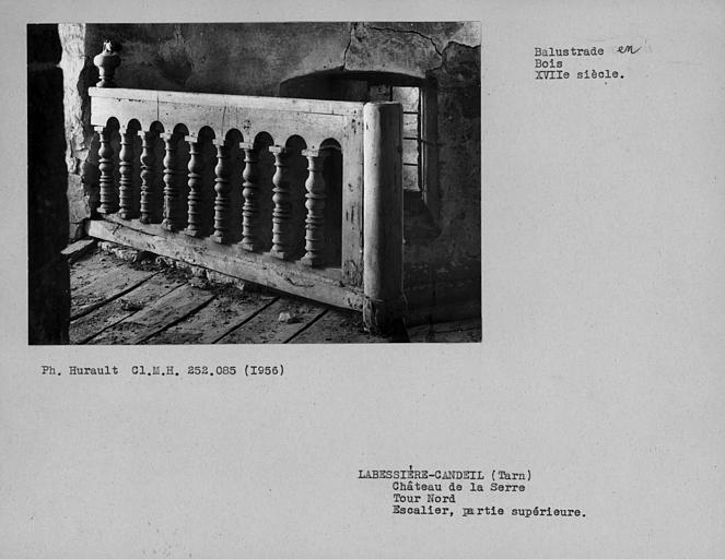 Partie terminale de la balustrade en bois tourné de l'escalier au dernier étage de la tour