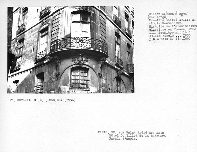 Balcon en fer forgé de l'angle de la façade sur rue