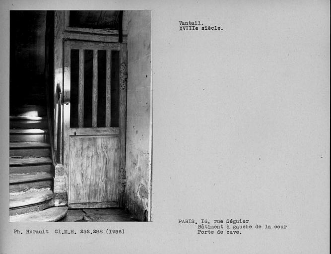 Vantaux de la porte de la cave du côté gauche de la cour