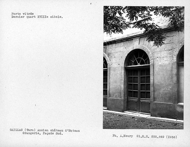 Vantaux vitrés de la porte de la façade sud du bâtiment au nord du château, probablement orangerie