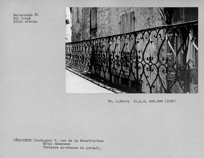 Balustrade en fer forgé de la terrasse au-dessus du portail