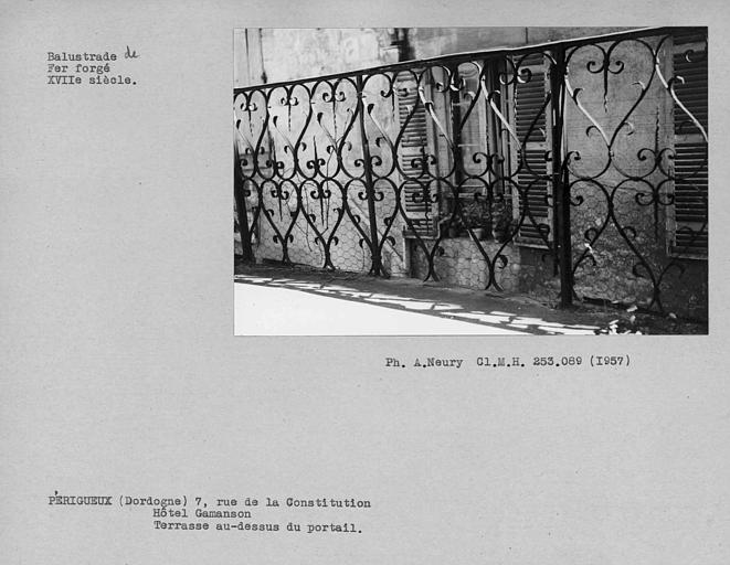 Détail de la balustrade en fer forgé de la terrasse au-dessus du portail