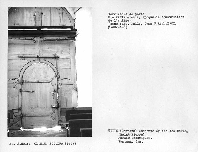 Ensemble dos des vantaux de la façade principale, serrurerie de la porte