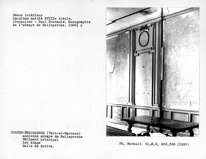 Décor de la salle ouvrant à droite sur le palier au premier étage du bâtiment central, ensemble ouest des boiseries Louis XVI