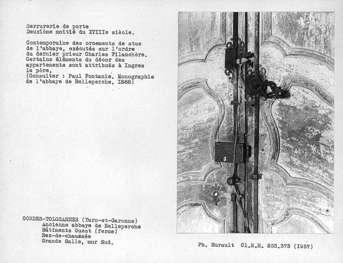 Porte de la salle décorée de stucs dans la partie ouest des bâtiments, serrurerie de la porte centrale du mur sud