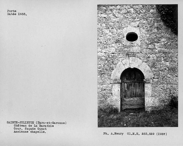 Ensemble de la porte datée de la façade sur cour de la chapelle