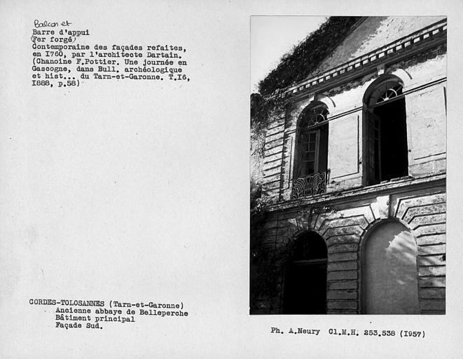 Balcon en fer forgé de la partie centrale du bâtiment principal, côté gauche