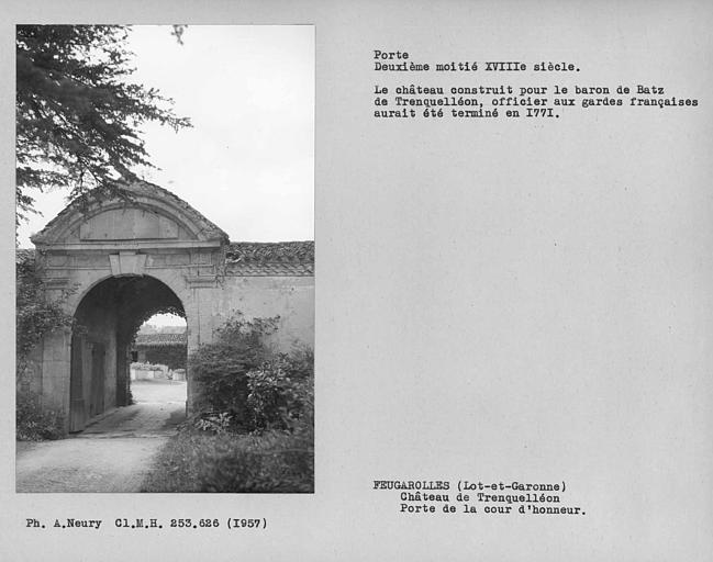 Porte d'entrée percée dans le mur de clôture, sur la cour d'honneur