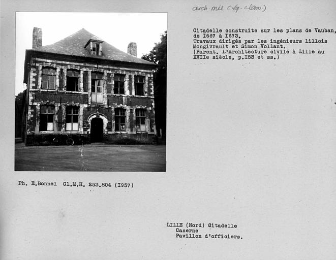 Façade sur cour du pavillon d'officiers de la caserne