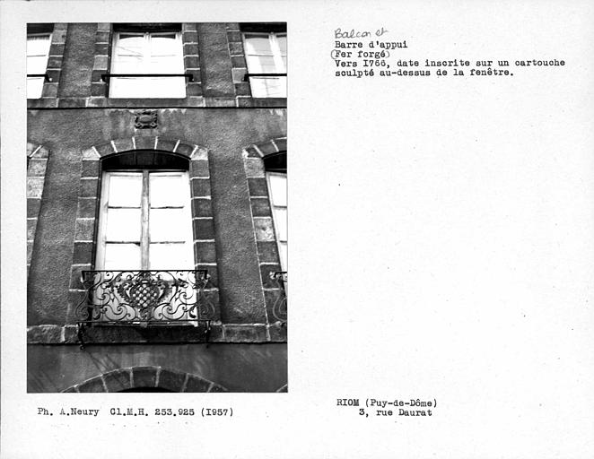 Balcon en fer forgé et cartouche avec date, de la façade sur rue