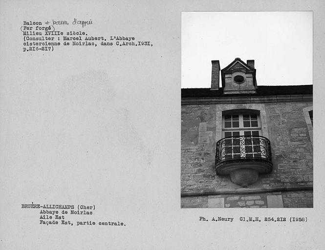 Balcon et lucarne au centre de la façade est des bâtiments conventuels, détail