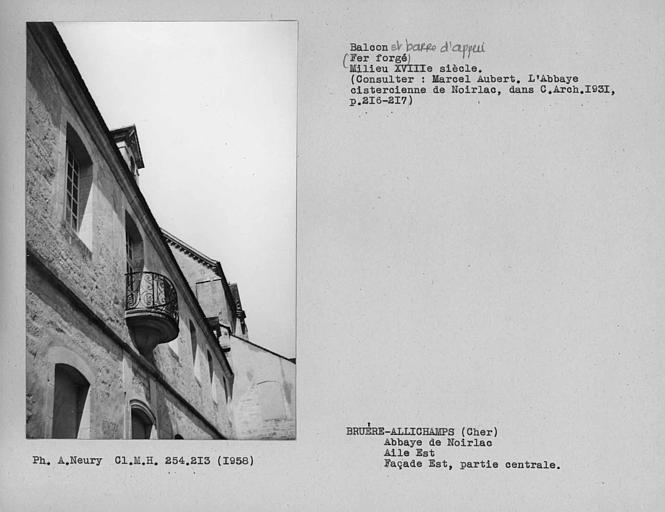 Console du balcon au centre de la façade est des bâtiments conventuels