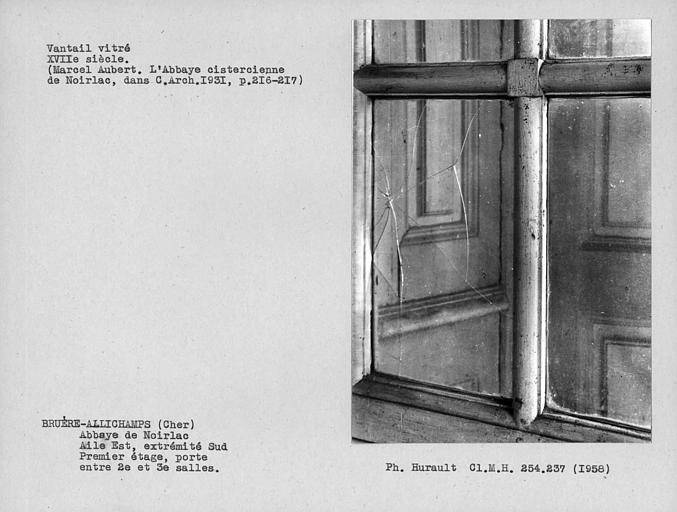 Bâtiments d'habitation au premier étage de l'aile est, deuxième salle du logis de l'abbé à l'extrémité sud de l'aile, vantail vitré de la porte ouvrant sur la troisième salle, détail côté deuxième salle