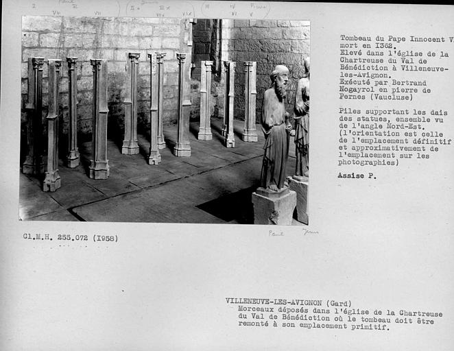 Eglise : tombeau du Pape Innocent VI, en cours de transfert, piles supportant les dais des statues, ensemble vu de l'angle nord-est