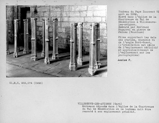 Eglise : tombeau du Pape Innocent VI, en cours de transfert, piles supportant les dais des statues, ensemble vu de l'angle nord-ouest