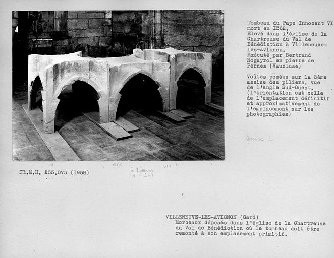 Eglise : tombeau du Pape Innocent VI, en cours de transfert, voûtes posées sur la deuxième assise des piliers, vue de l'angle sud-ouest