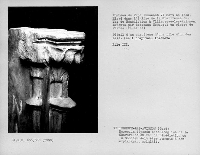 Eglise : tombeau du Pape Innocent VI, en cours de transfert, détail d'un chapiteau de pile d'un des dais