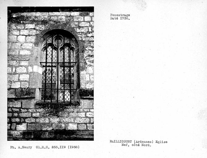 Fenestrage daté du côté nord de la nef