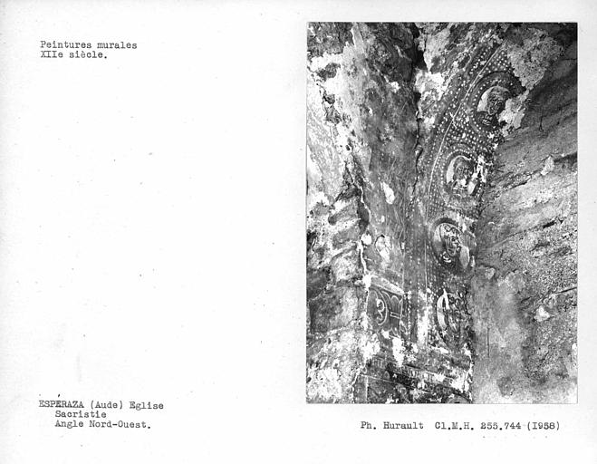 Arc côté gauche de la sacristie, ancienne absidiole : figures dans des médaillons