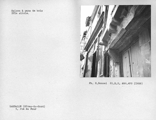 Console au premier étage de la façade à encorbellement