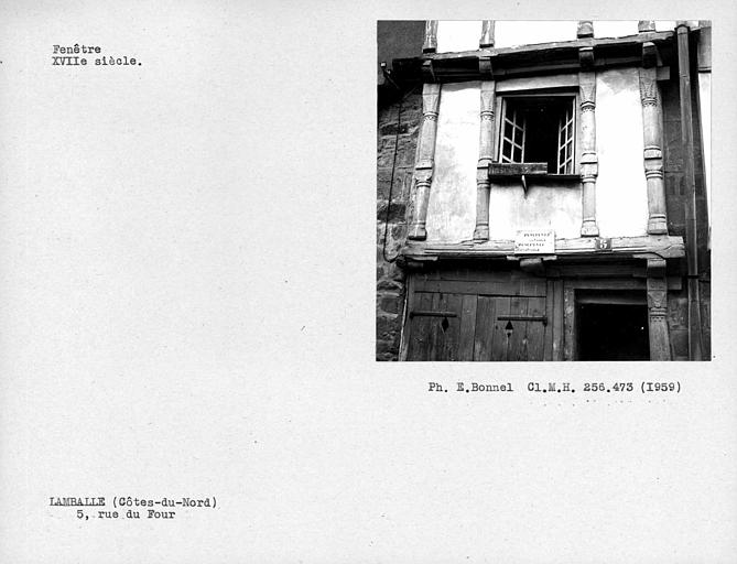 Fenêtre de la façade à encorbellement
