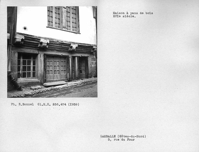 Rez-de-chaussée de la façade, encorbellement