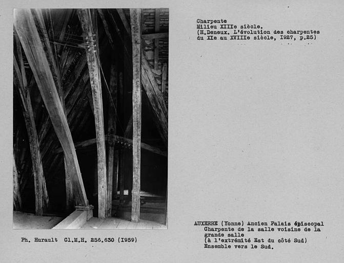 Charpente de la salle voisine de la grande salle, à l'extrémité ouest du côté sud, ensemble vers le sud, depuis les combles de la grande salle