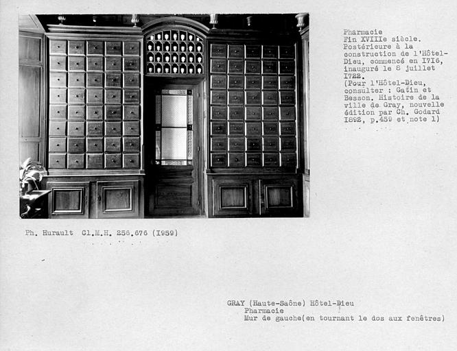 Boiseries de la pharmacie, ensemble du mur à gauche de celui des fenêtres, en tournant le dos aux fenêtres