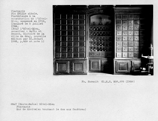 Boiseries de la pharmacie, ensemble du mur à droite de celui de fenêtres