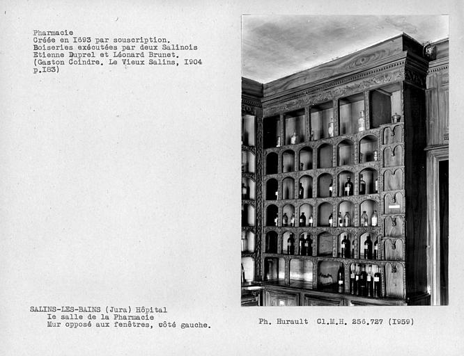 Première salle de la pharmacie, ensemble côté gauche du mur en face des fenêtres