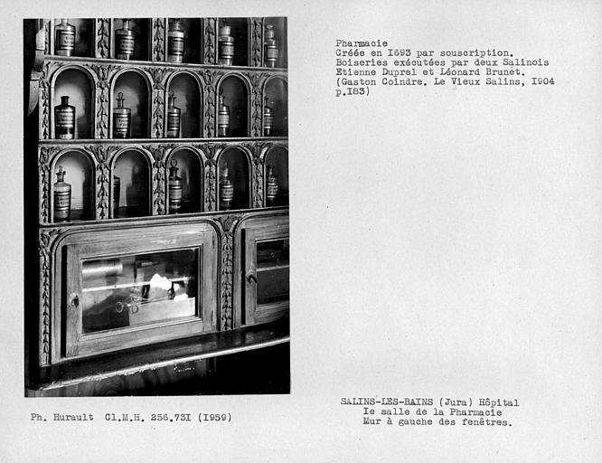 Première salle de la pharmacie, détail côté droit du mur de droite, en tournant le dos à la fenêtre