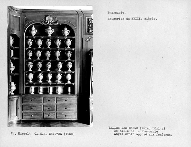 Deuxième salle de la pharmacie, ensemble du panneau gauche sur le mur de droite, en tournant le dos à la fenêtre